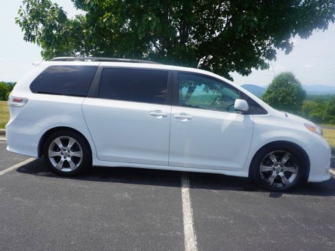Used 2012 Toyota Sienna SE FWD image 8