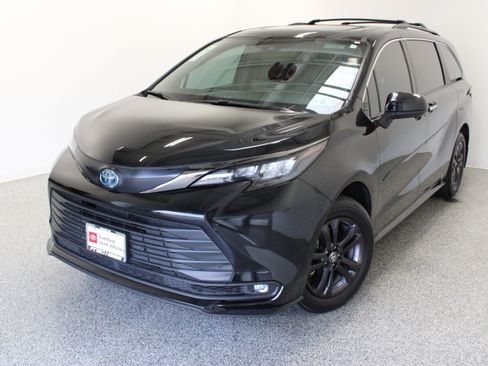 Used 2024 Toyota Sienna XLE Woodland Edition AWD/4WD image 2