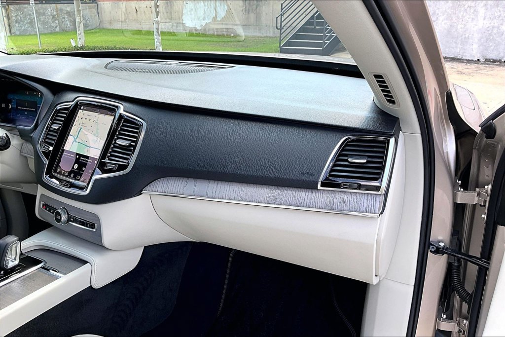Certified 2025 Volvo XC90 B6 Plus w/ Protection Package AWD/4WD image 21