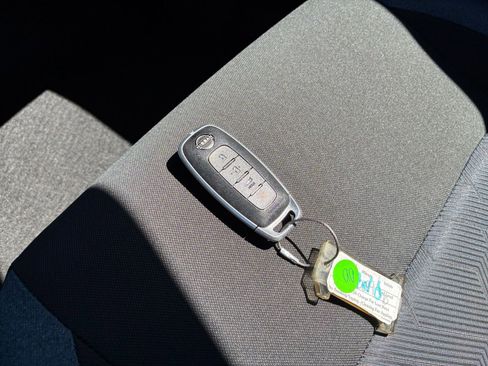 Used 2025 Nissan Versa SV image 21