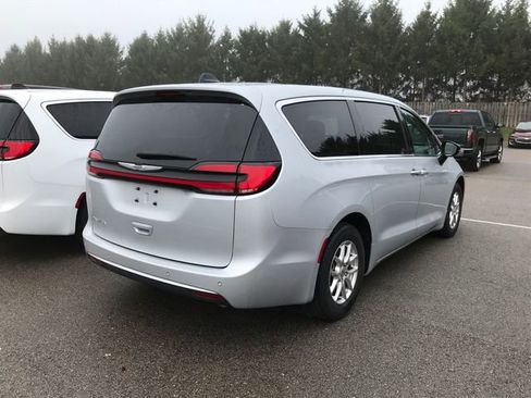 Used 2024 Chrysler Pacifica Touring-L image 2