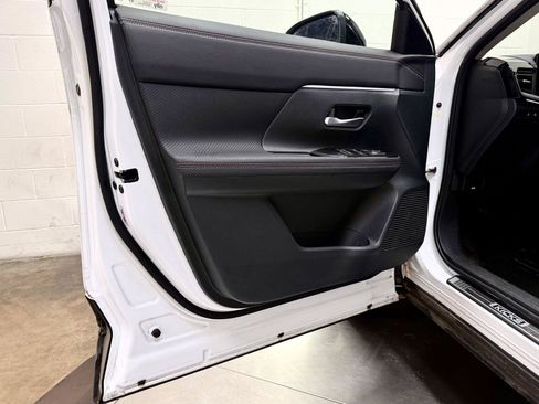 Used 2025 Nissan Kicks SR w/ SR Premium Package AWD/4WD image 13