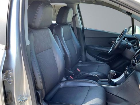 Used 2020 Chevrolet Trax LT w/ LT Convenience Package FWD image 7