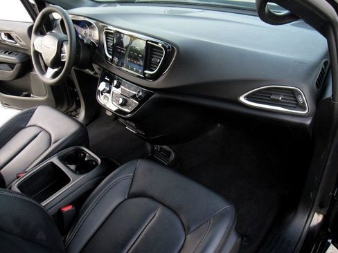 Used 2025 Chrysler Pacifica Select FWD image 22
