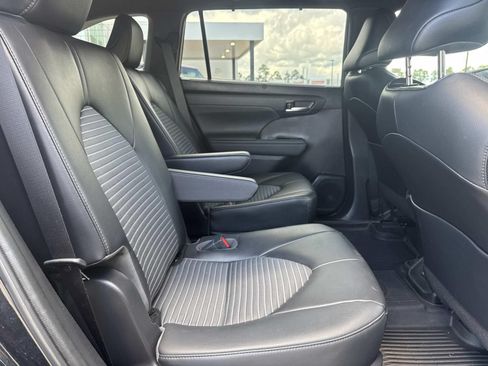 Used 2023 Toyota Highlander XSE FWD image 9