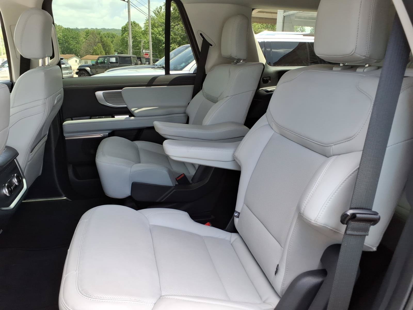 Used 2025 Ford Expedition Platinum AWD/4WD image 8