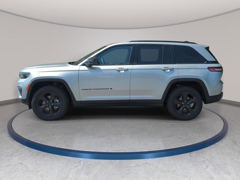 Used 2025 Jeep Grand Cherokee Limited w/ Black Appearance Package AWD/4WD image 3