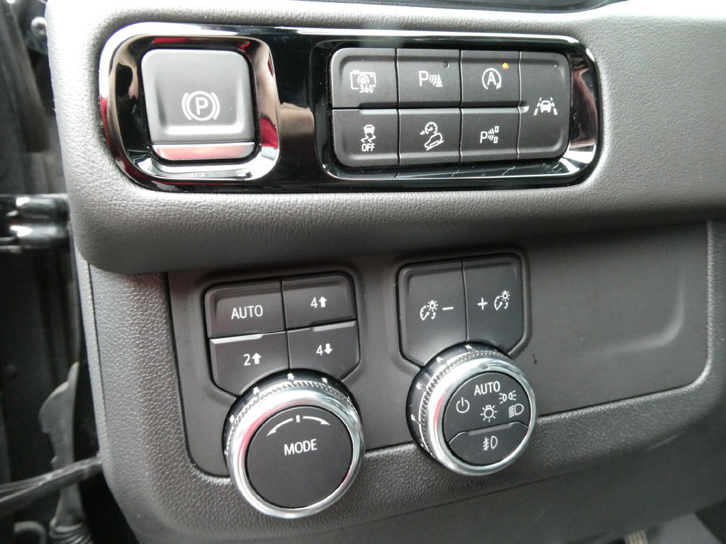 Certified 2025 GMC Yukon XL AT4 w/ AT4 Premium Package AWD/4WD image 32