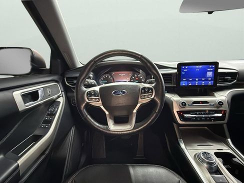 Used 2022 Ford Explorer XLT w/ Equipment Group 202A image 12