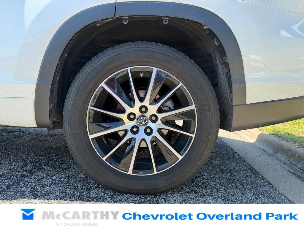 Used 2017 Toyota Highlander SE FWD image 9