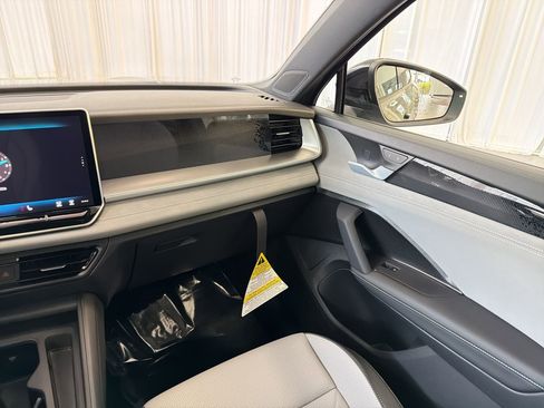 New 2026 Volkswagen Tiguan SE R-Line FWD image 28