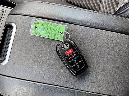 Used 2024 Toyota Highlander LE image 10