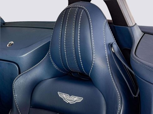 Used 2023 Aston Martin V8 Vantage Roadster image 23