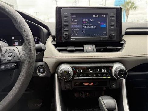 Used 2022 Toyota RAV4 XLE FWD image 11