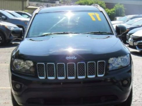 Used 2017 Jeep Compass Latitude FWD image 2