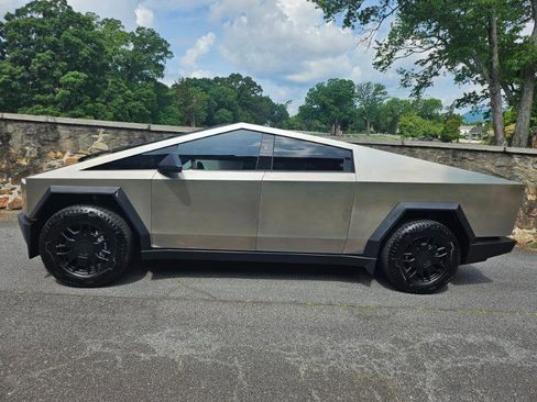 Used 2024 Tesla Cybertruck AWD Crew Cab image 8