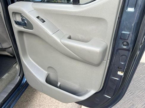 Used 2015 Nissan Frontier SV w/ SV Value Truck Package AWD/4WD image 18