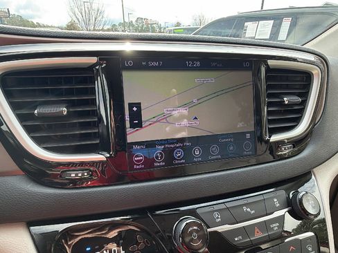 Used 2018 Chrysler Pacifica Touring-L w/ Tire & Wheel Group image 31