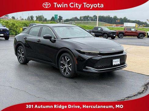 Used 2024 Toyota Crown image 1