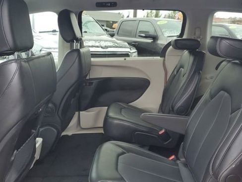 Certified 2024 Chrysler Pacifica Touring-L image 22