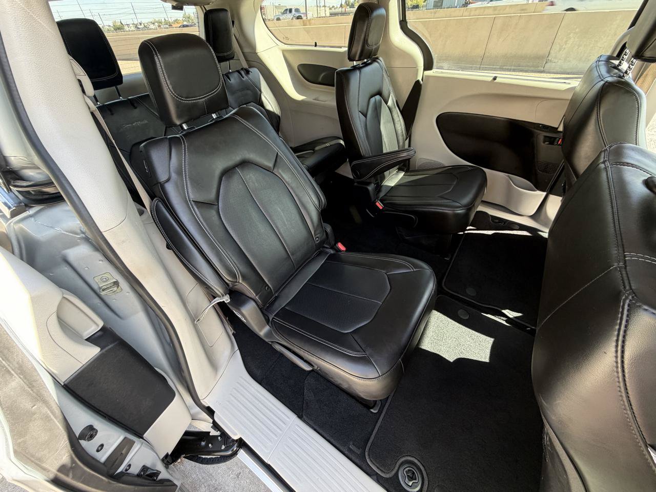 Used 2023 Chrysler Pacifica Touring-L FWD image 13