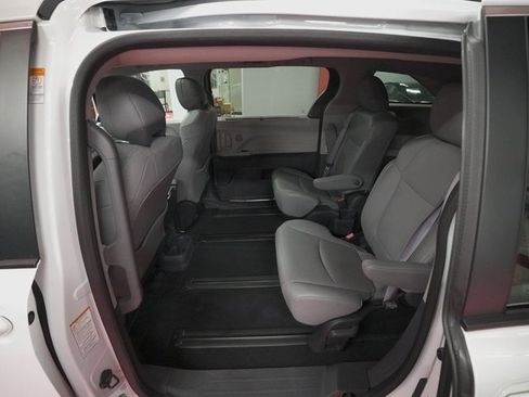 Used 2023 Toyota Sienna XLE w/ XLE Plus Package image 12