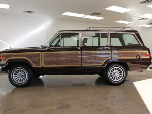 Used 1989 Jeep Grand Wagoneer image 2