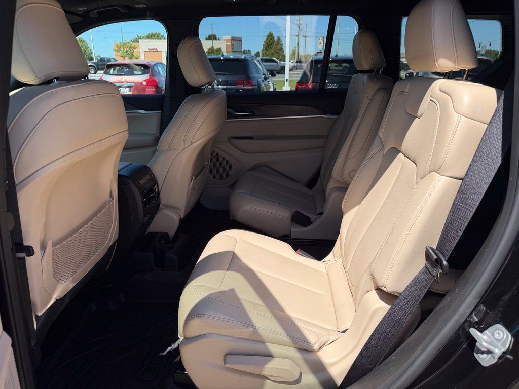 Used 2025 Jeep Grand Cherokee L Limited RWD image 14