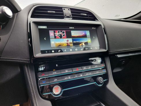 Used 2017 Jaguar F-PACE R-Sport image 15