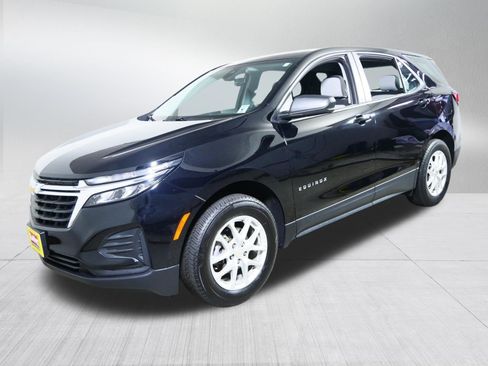 Used 2023 Chevrolet Equinox LS w/ Driver Confidence II Package AWD/4WD image 3
