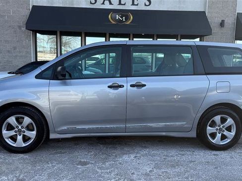 Used 2018 Toyota Sienna L image 2
