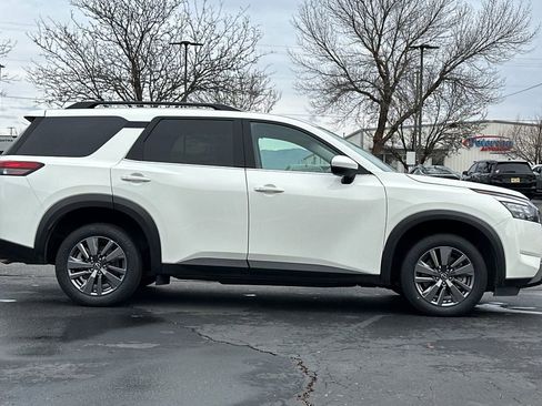 Used 2024 Nissan Pathfinder SV AWD/4WD image 3