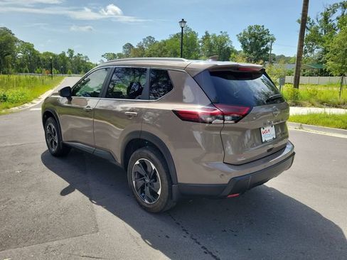 Used 2024 Nissan Rogue SV w/ SV Premium Package AWD/4WD image 3