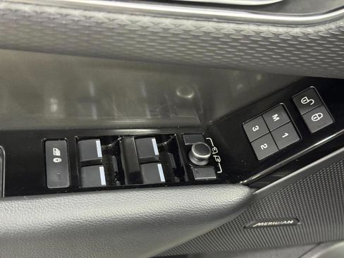 Used 2020 Land Rover Range Rover Velar S image 23