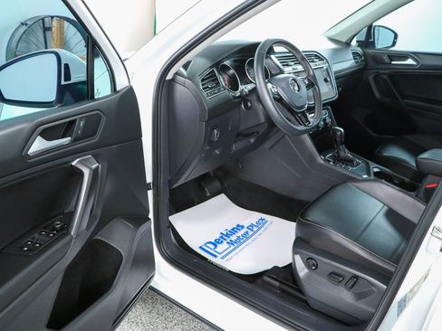 Used 2021 Volkswagen Tiguan SE w/ Panoramic Sunroof Package FWD image 3