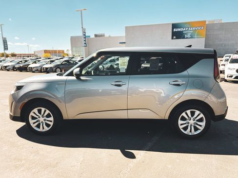 Used 2025 Kia Soul LX FWD image 4
