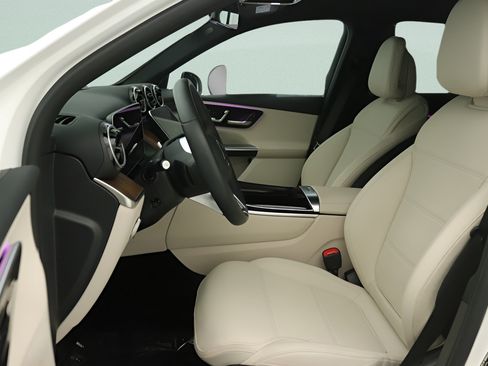 Used 2025 Mercedes-Benz GLC 350e 4MATIC image 30