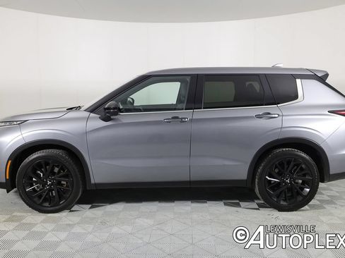 Used 2024 Mitsubishi Outlander SE Black Edition FWD image 8