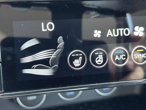 Used 2025 Genesis G70 2.5T AWD/4WD image 17