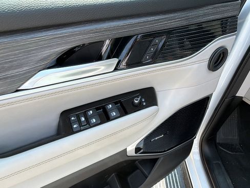 Used 2024 Jeep Wagoneer L Series III w/ Premium Group I image 15