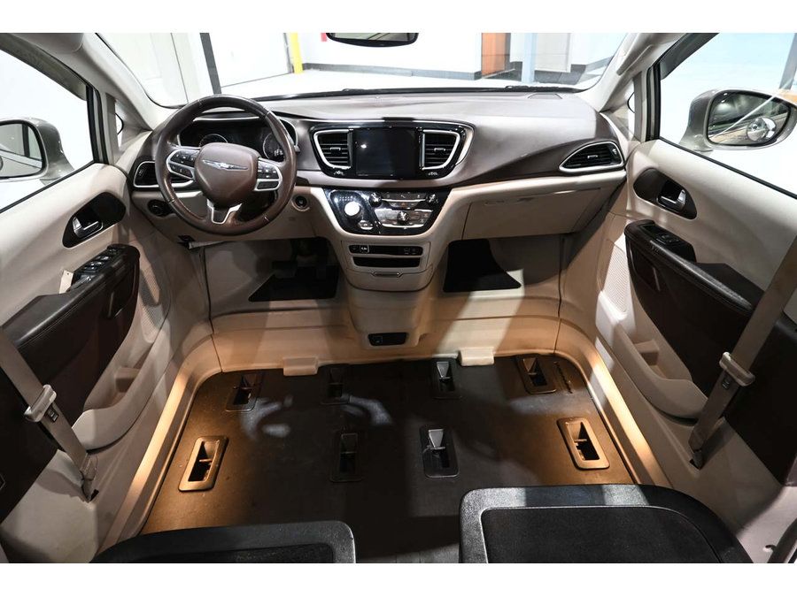 Used 2017 Chrysler Pacifica Touring-L FWD image 21
