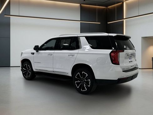 Used 2024 GMC Yukon SLT w/ SLT Premium Package AWD/4WD image 3