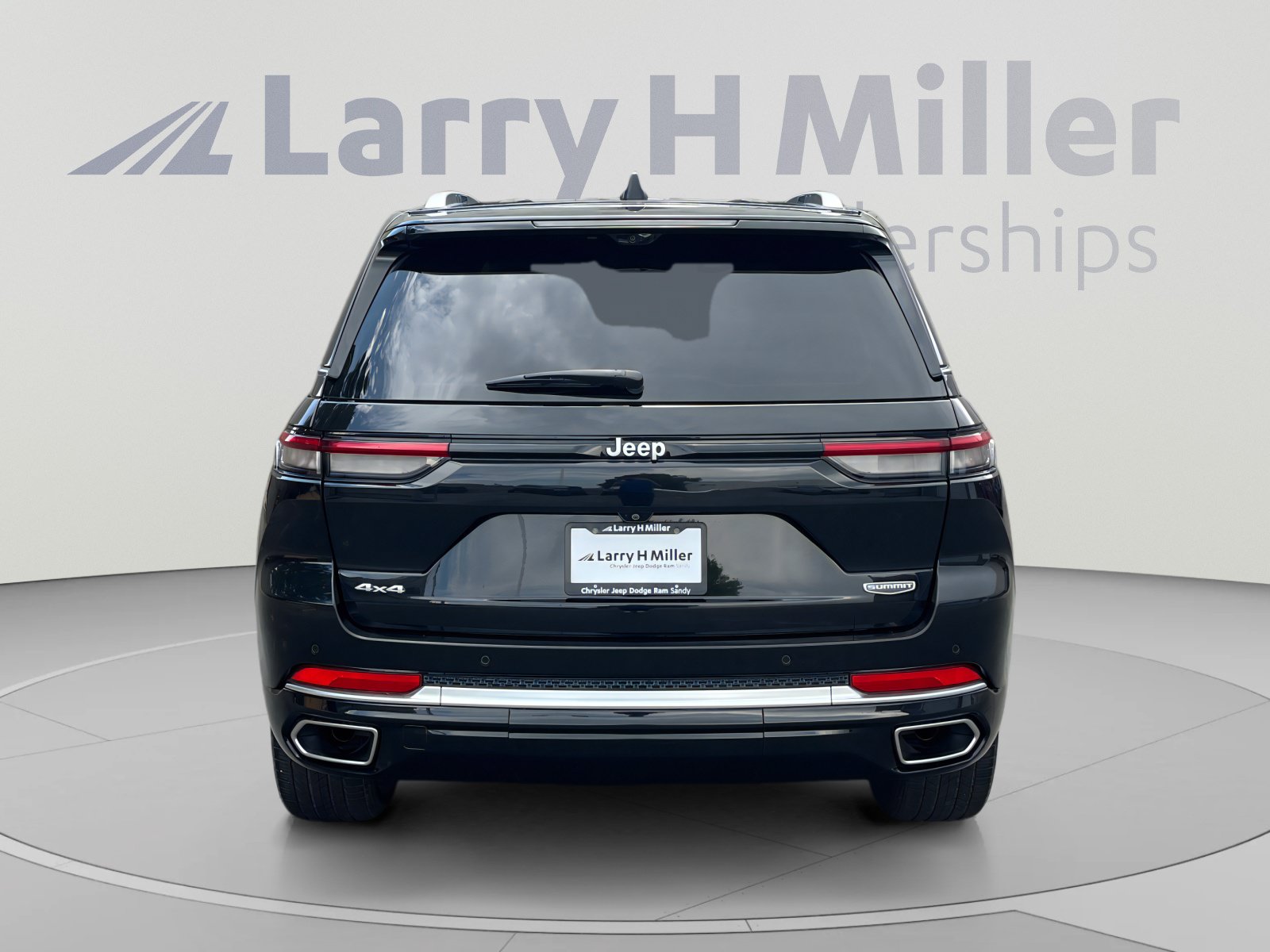 Used 2023 Jeep Grand Cherokee Summit w/ Adv Protech Group IV AWD/4WD image 4