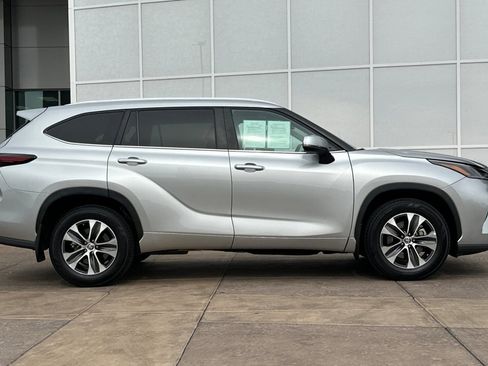 Certified 2024 Toyota Highlander XLE image 3