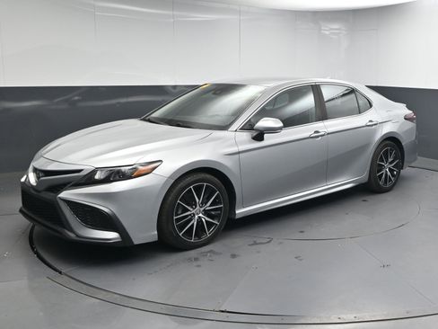Used 2021 Toyota Camry SE image 4