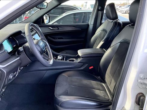 Used 2024 Jeep Grand Cherokee L Laredo image 7