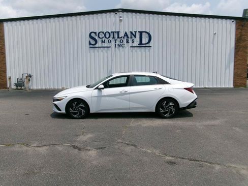 Used 2025 Hyundai Elantra SEL FWD image 1