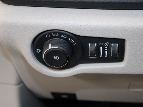 Used 2024 Chrysler Pacifica Touring-L image 32