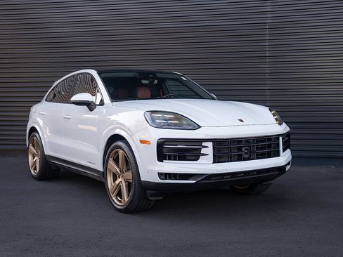 Certified 2025 Porsche Cayenne Coupe AWD/4WD image 27