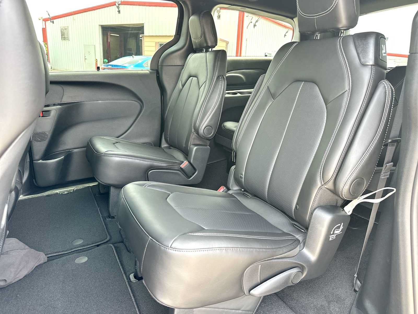 New 2027 Chrysler Pacifica Select FWD image 23